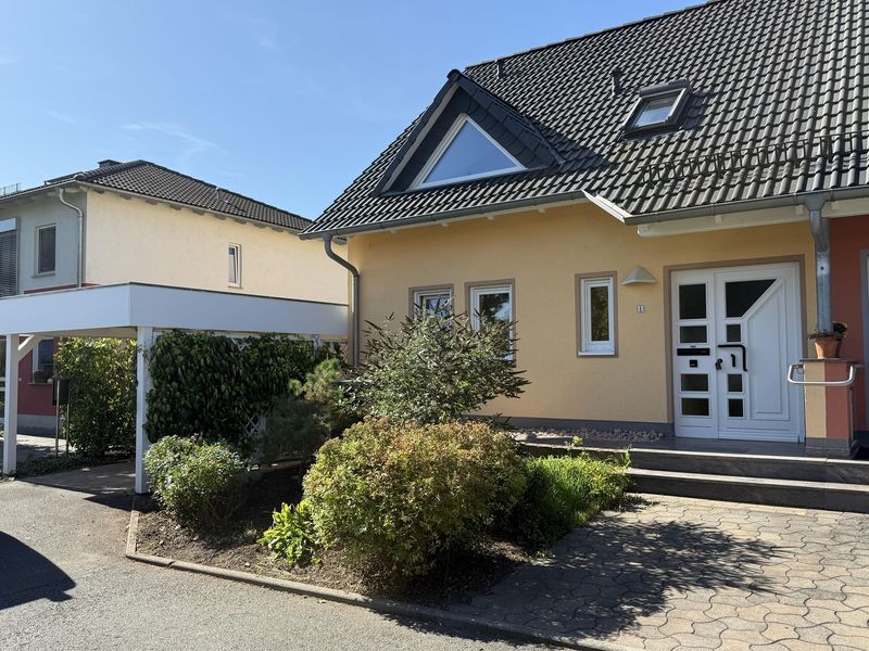 Moderne Doppelhaushälfte mit offenem Wohncharakter